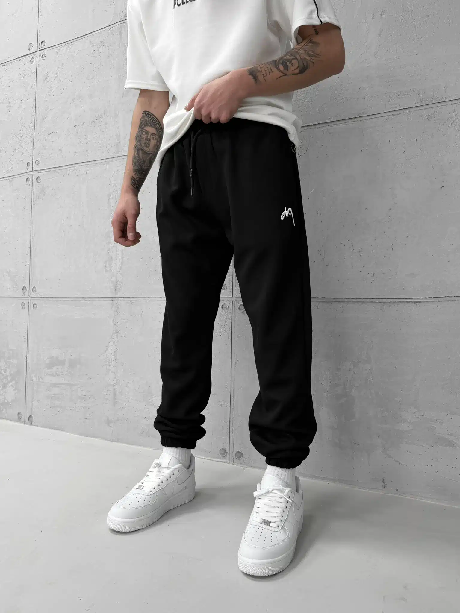 WhatsApp Image 2026-02-06 at 17.05.58 Premium İmzalı Seri Nakışlı Sport Club Eşofman – Siyah - Görsel 1