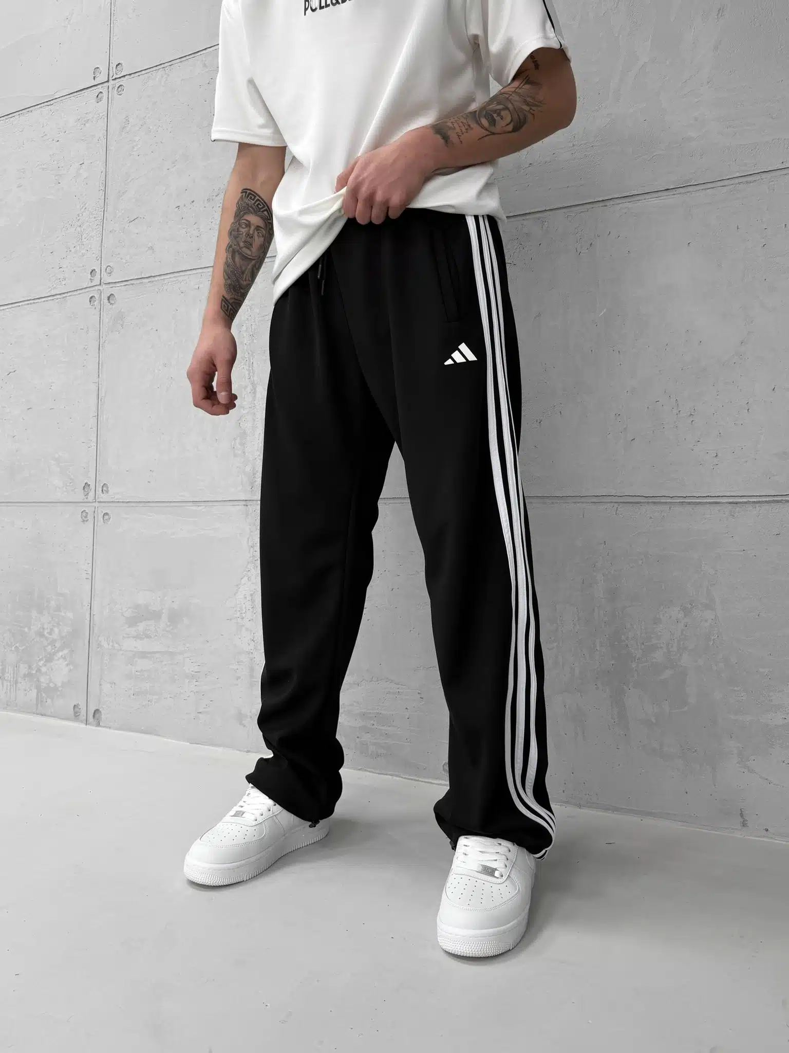 WhatsApp Image 2026-02-06 at 17.12.32 ‘AD’ 3 Şeritli Lastikli Stoper Paça Baggy Eşofman – Siyah - Görsel 1