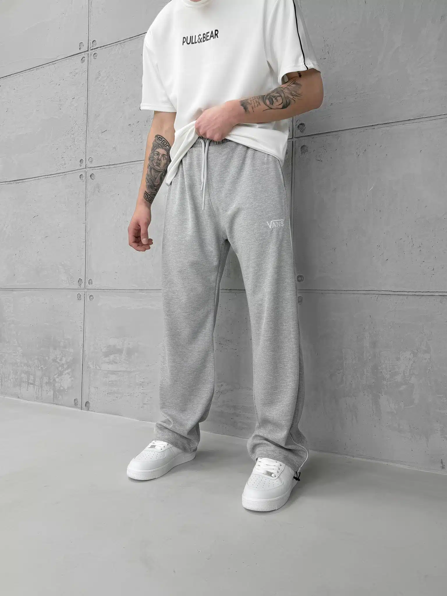 WhatsApp Image 2026-02-06 at 17.46.51 'VNS' Nakışlı Şeritli Lastikli Stoper Paça Baggy Eşofman - Gri - Görsel 1
