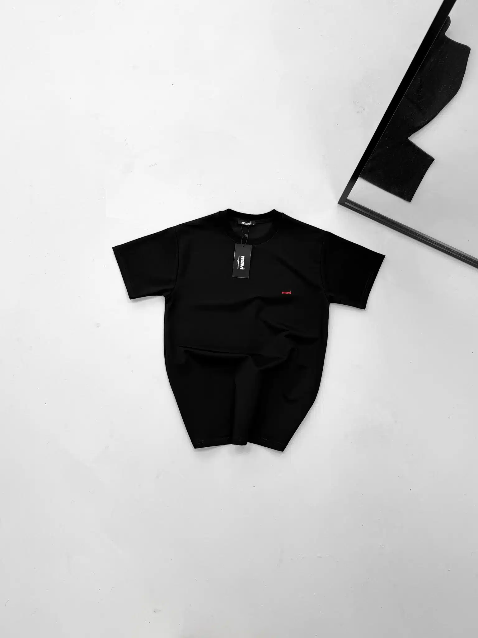 WhatsApp Image 2026-02-10 at 10.41.33 M Küçük Enjeksiyon Baskı Detaylı Bisiklet Yaka Tshirt - Siyah - Görsel 1