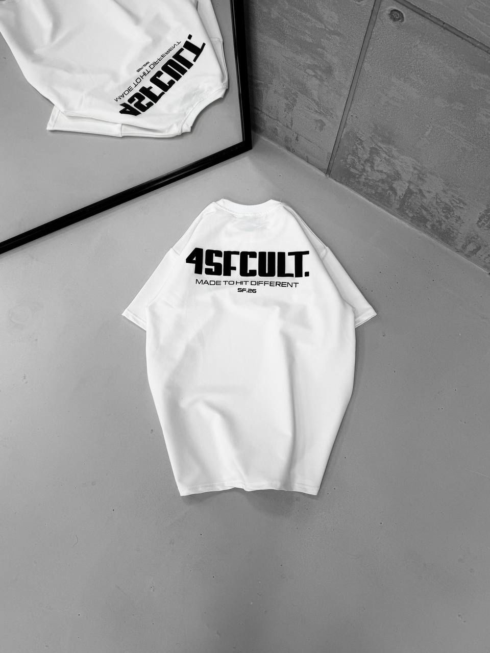 WhatsApp Image 2026-02-17 at 10.42.42 (1) 4SFCULT. Sırt Kabartma Baskı Detaylı Bisiklet Yaka Tshirt – Beyaz - Görsel 1