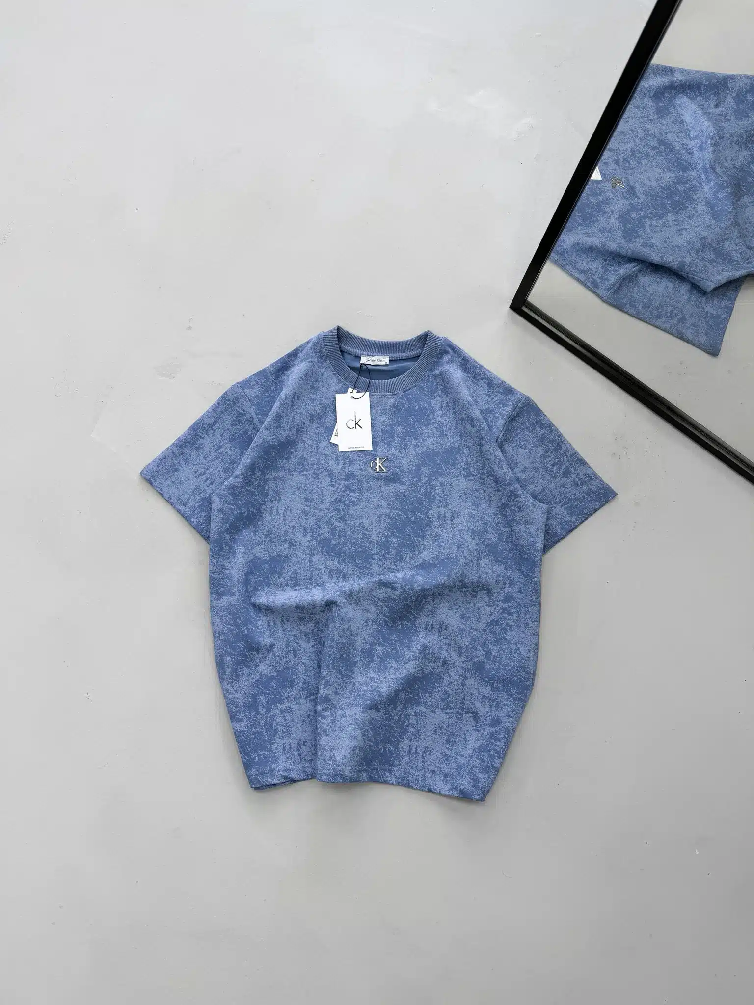 WhatsApp Image 2026-02-25 at 22.15.41 CK Yıkamalı Çelik Arma Bisiklet Yaka Tshirt - Mavi - Görsel 1