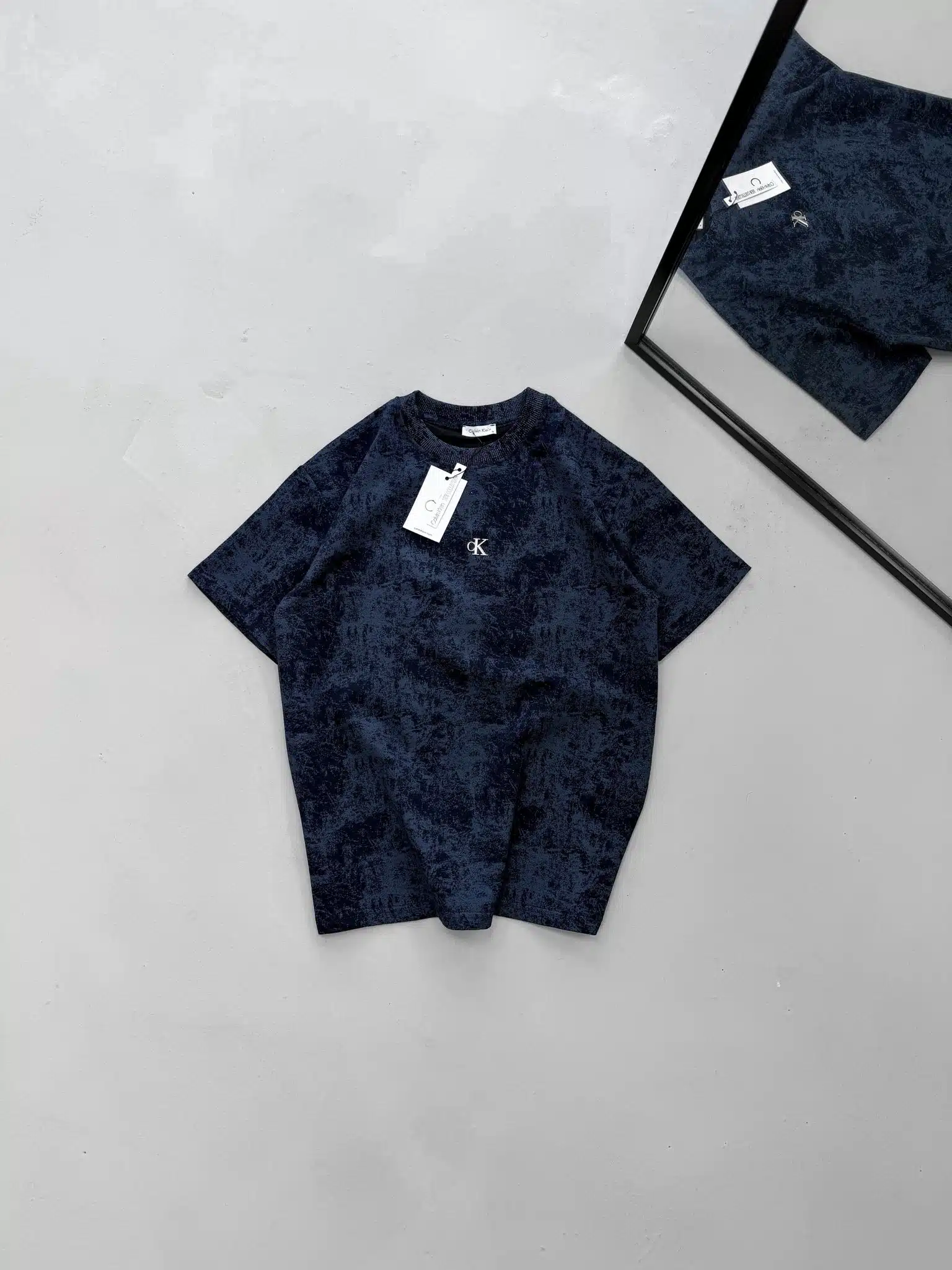 WhatsApp Image 2026-02-25 at 22.16.05 (1) CK Yıkamalı Çelik Arma Bisiklet Yaka Tshirt - Lacivert - Görsel 1