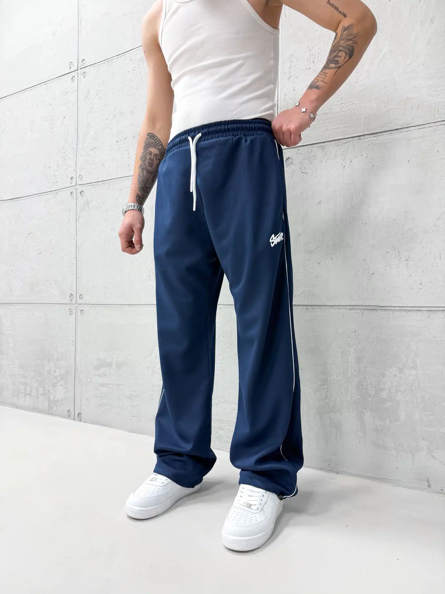 WhatsApp Image 2026-02-28 at 00.44.54 ‘SW’ Baskılı Şeritli Lastikli Stoper Paça Baggy Eşofman – İndigo - Görsel 1