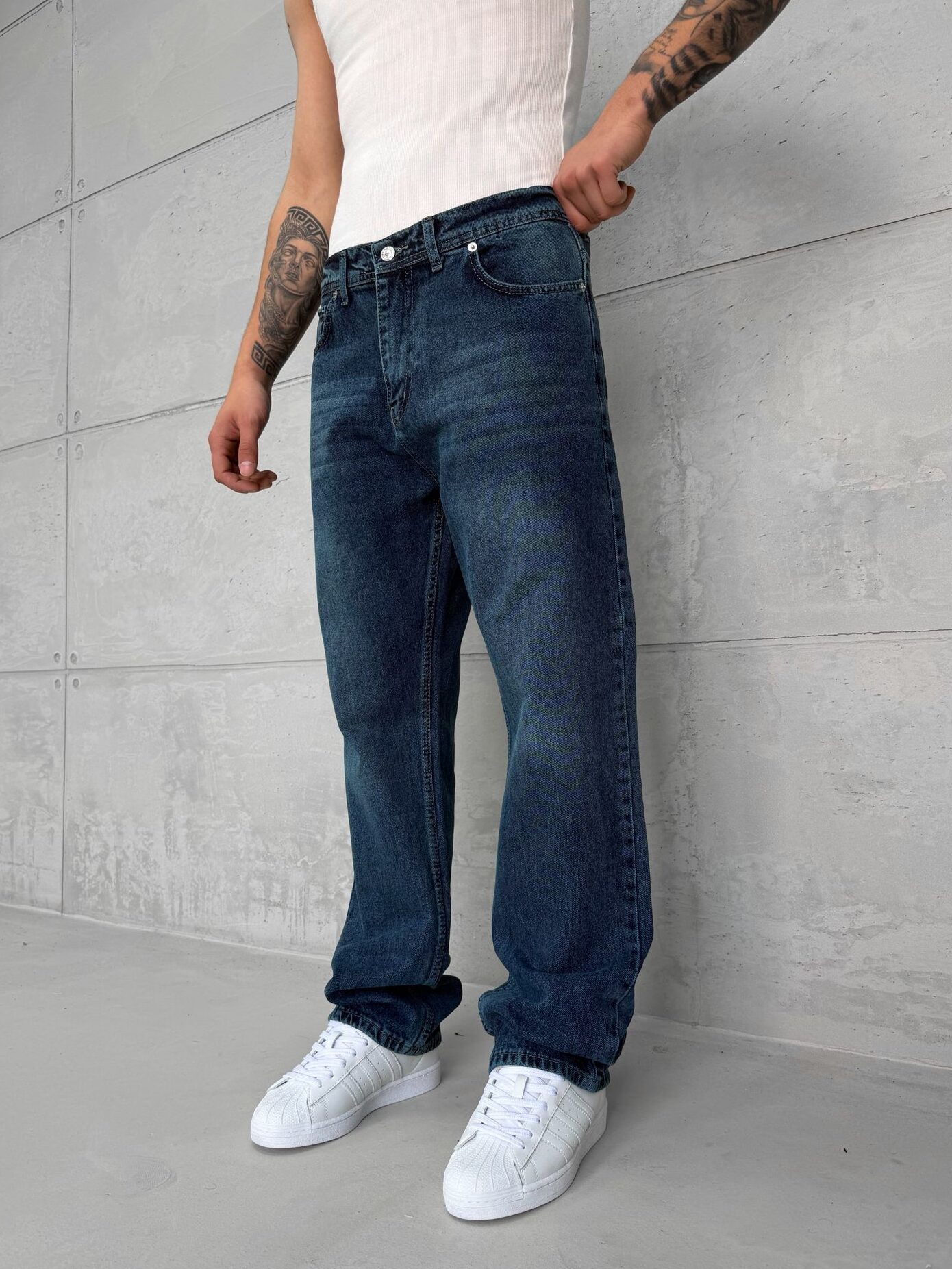 WhatsApp Image 2026-04-30 at 13.32.25 Premium İmzalı Seri Baggy Pantolon - Lacivert Tint Kar Kimyasal Bıyık 2012 - Görsel 1