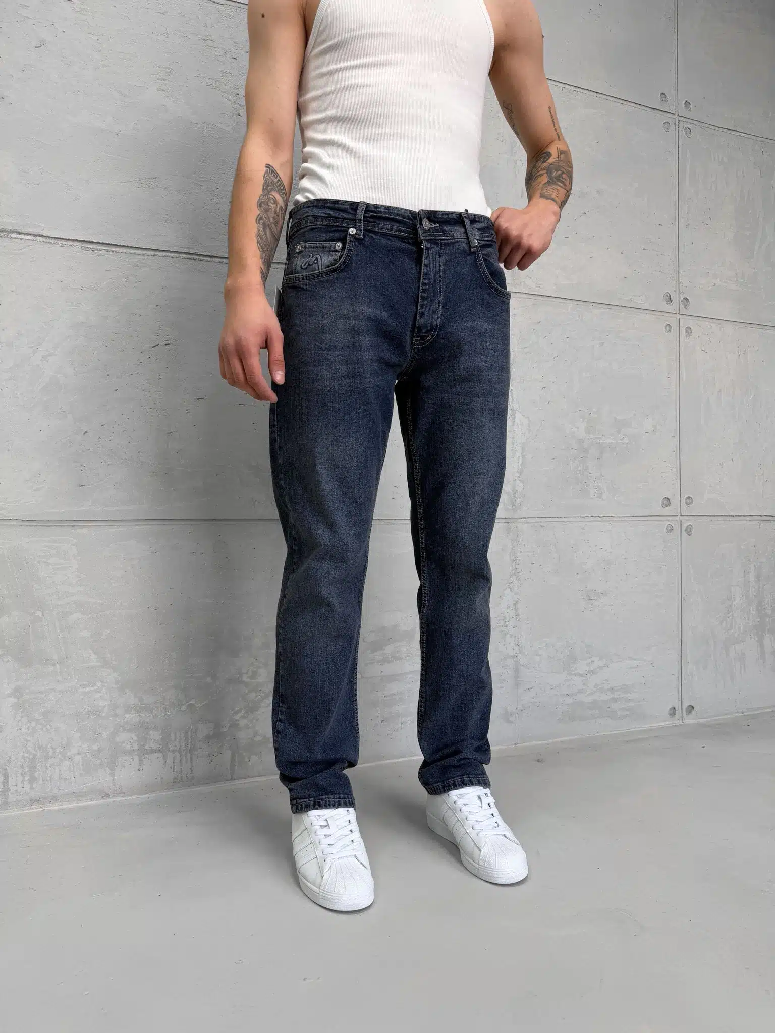 WhatsApp Image 2026-05-05 at 13.12.32 Premium İmzalı Seri Regular Fit Pantolon – Taşlamalı Kimyasal Siyah 1007 - Görsel 1