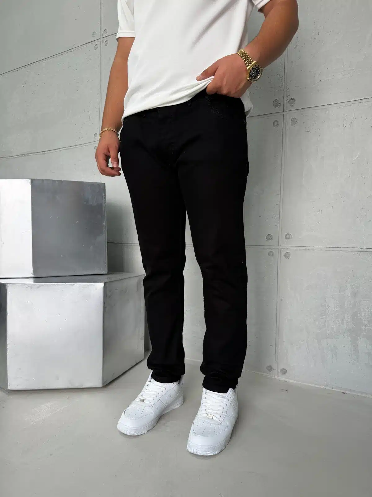 WhatsApp Image 2026-07-29 at 12.14.02 Premium İmzalı Seri Slim Fit Pantolon - Kömür Siyah - Görsel 1