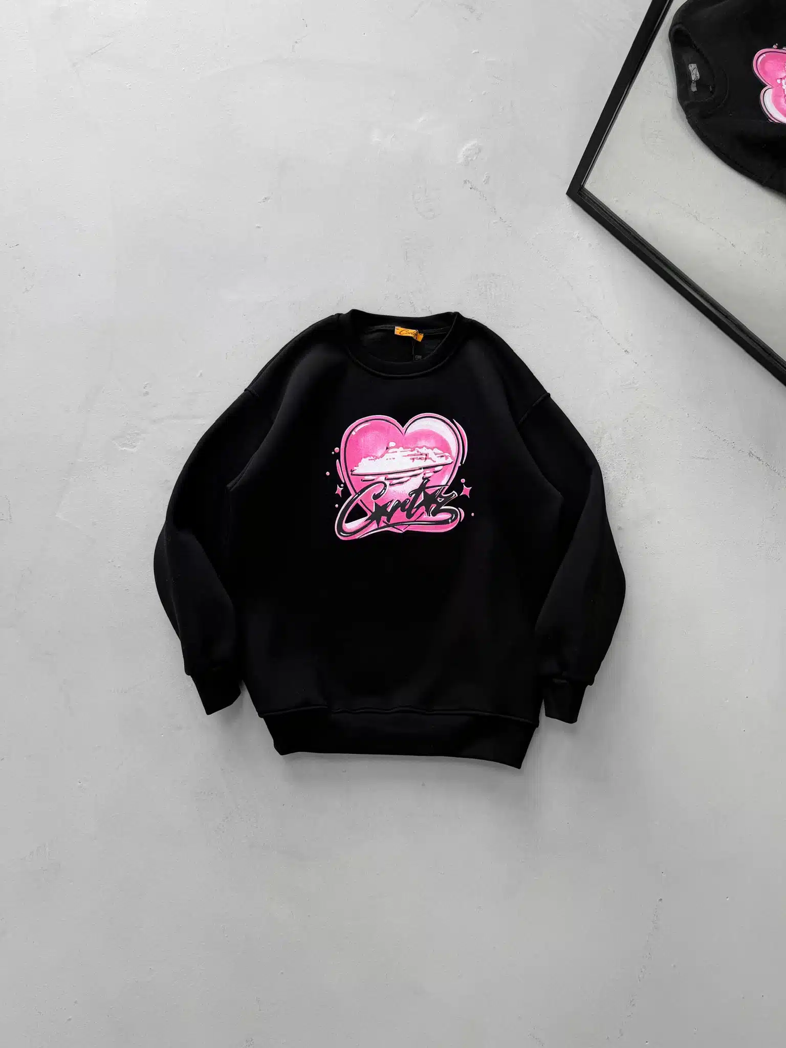 WhatsApp Image 2026-08-22 at 10.49.42 (1) CRTS Heartline Baskılı Sweatshirt – Siyah - Görsel 1