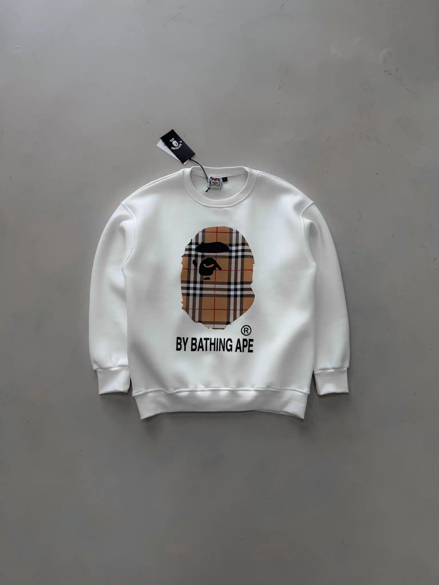 WhatsApp Image 2026-08-22 at 11.27.13 (2) BP Plaid Ape Baskılı Sweatshirt – Beyaz - Görsel 1