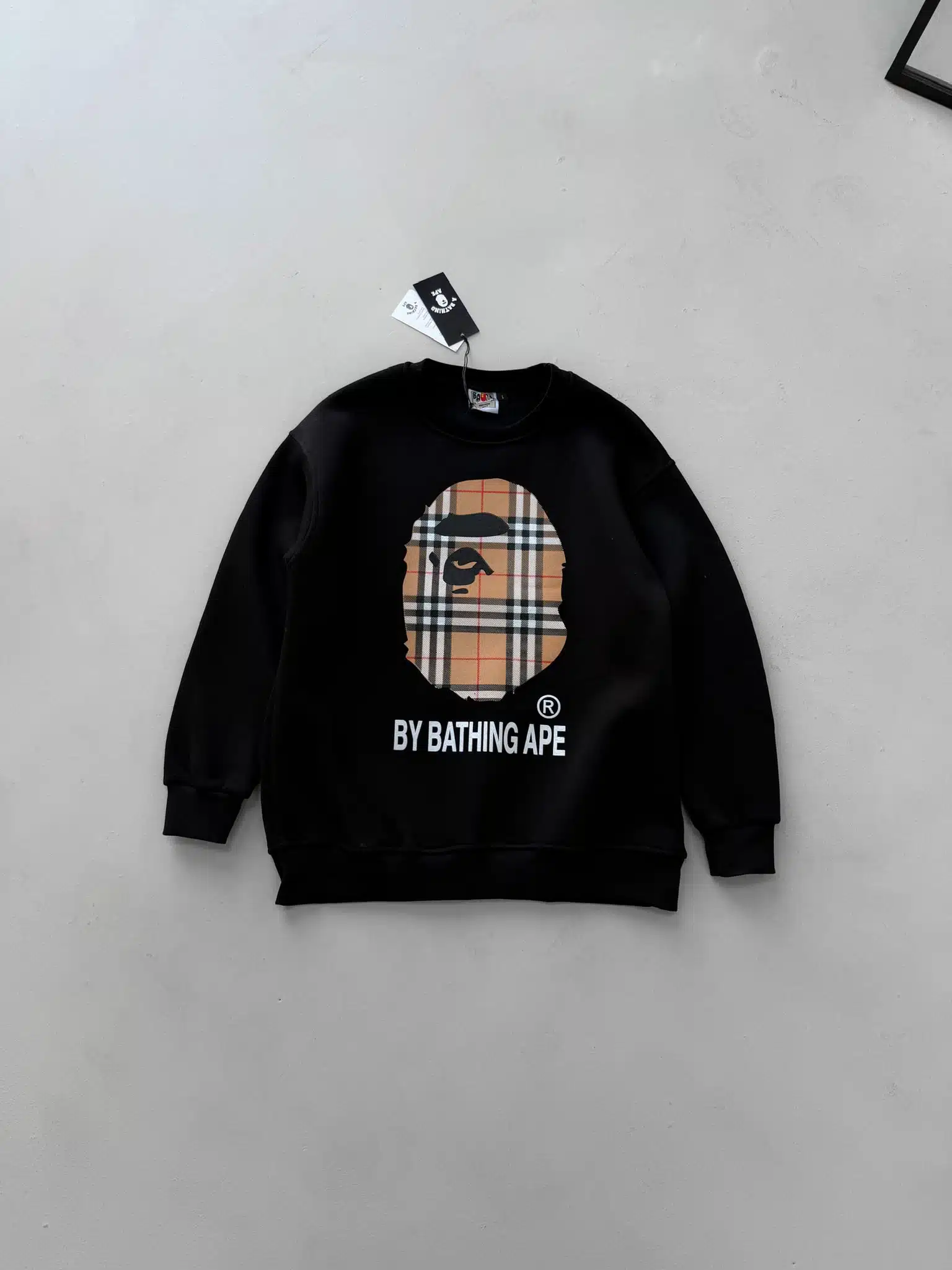 WhatsApp Image 2026-08-22 at 11.27.13 (5) BP Plaid Ape Baskılı Sweatshirt – Siyah - Görsel 1