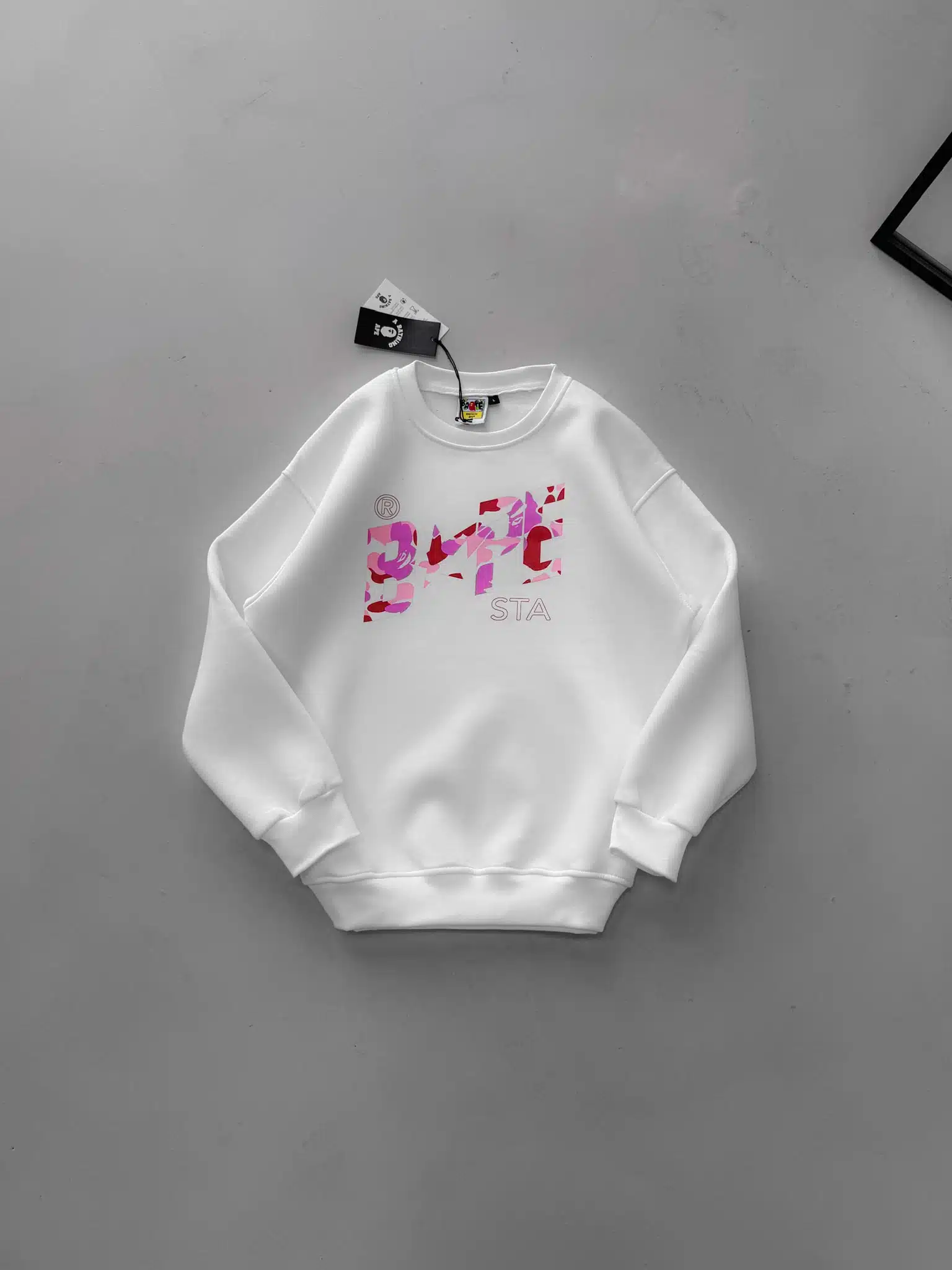 WhatsApp Image 2026-08-22 at 12.09.16 (2) BP Ping Camo Baskılı Sweatshirt – Beyaz - Görsel 1