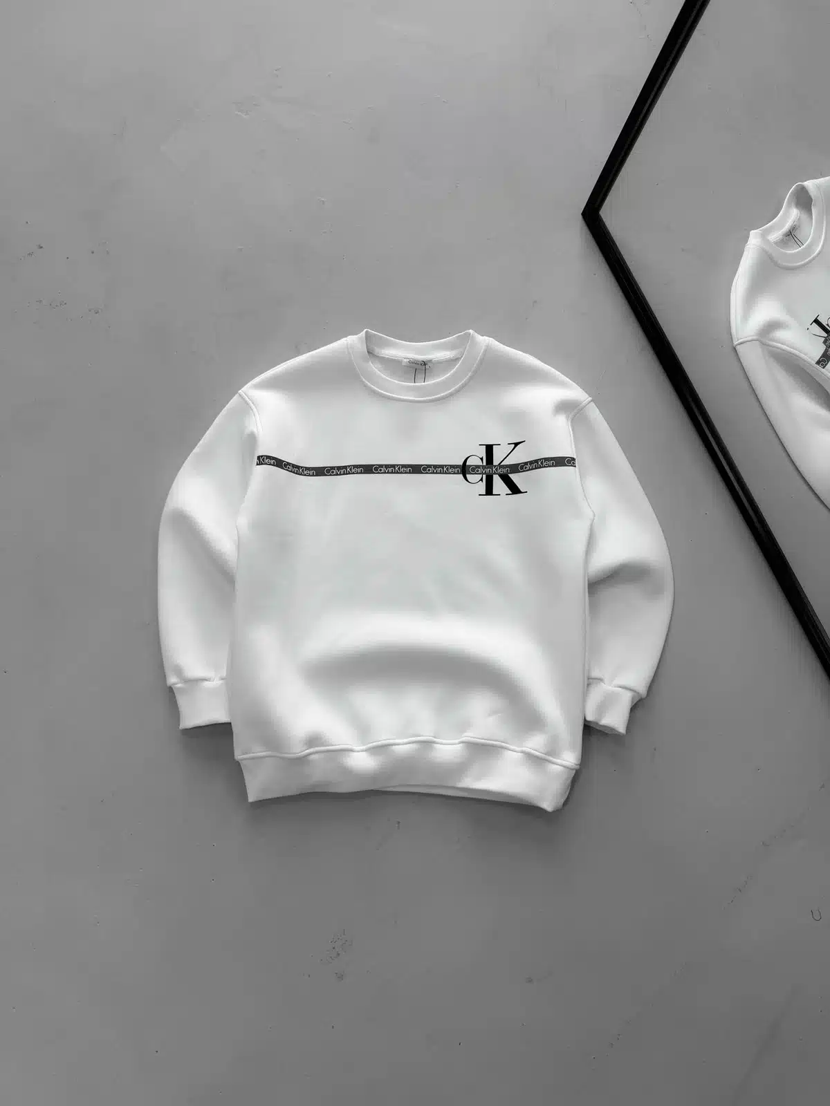 WhatsApp Image 2026-08-24 at 14.45.58 (3) CK Göğüs Baskılı Sweatshirt – Beyaz - Görsel 1