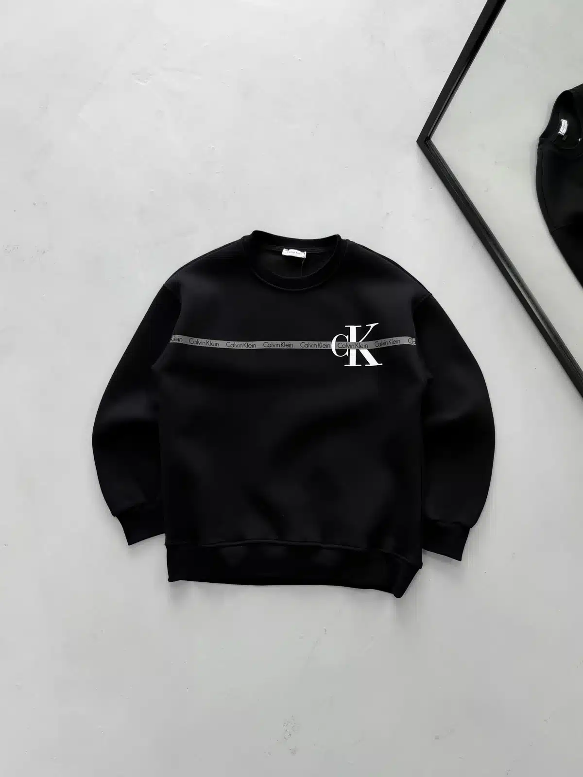 WhatsApp Image 2026-08-24 at 14.45.58 (6) CK Göğüs Baskılı Sweatshirt – Siyah - Görsel 1
