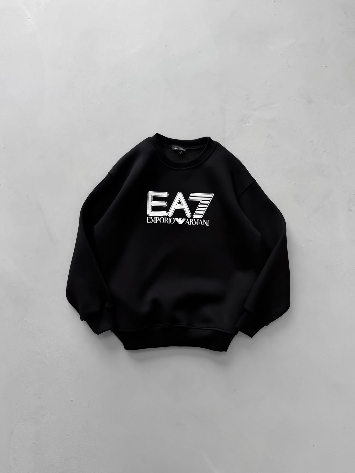 WhatsApp Image 2026-08-24 at 14.46.25 (2) EA7 Göğüs Baskılı Sweatshirt – SİYAH - Görsel 1