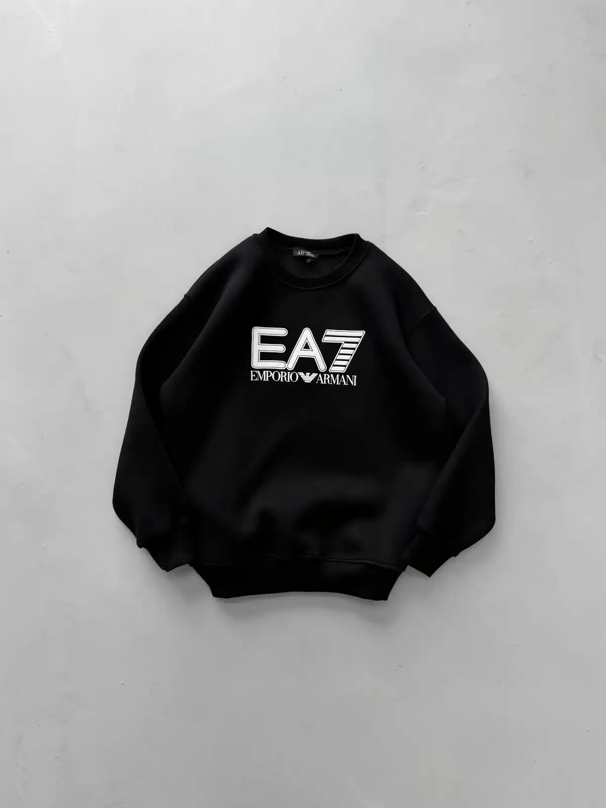 WhatsApp Image 2026-08-24 at 14.46.25 (2) EA7 Göğüs Baskılı Sweatshirt – SİYAH - Görsel 1