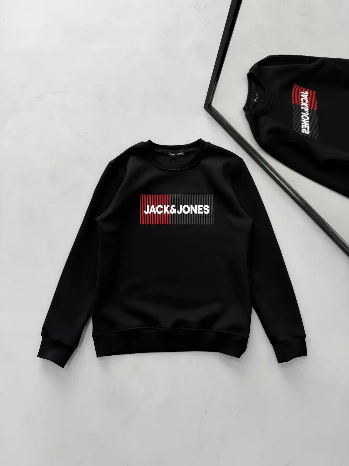 WhatsApp Image 2026-08-24 at 14.46.41 (3) J&J Göğüs Baskılı Sweatshirt – SİYAH - Görsel 1