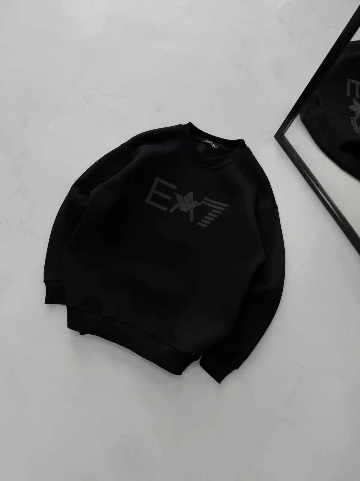WhatsApp Image 2026-08-24 at 14.47.06 EA7 Göğüs Kabartma Baskılı Sweatshirt – SİYAH - Görsel 1