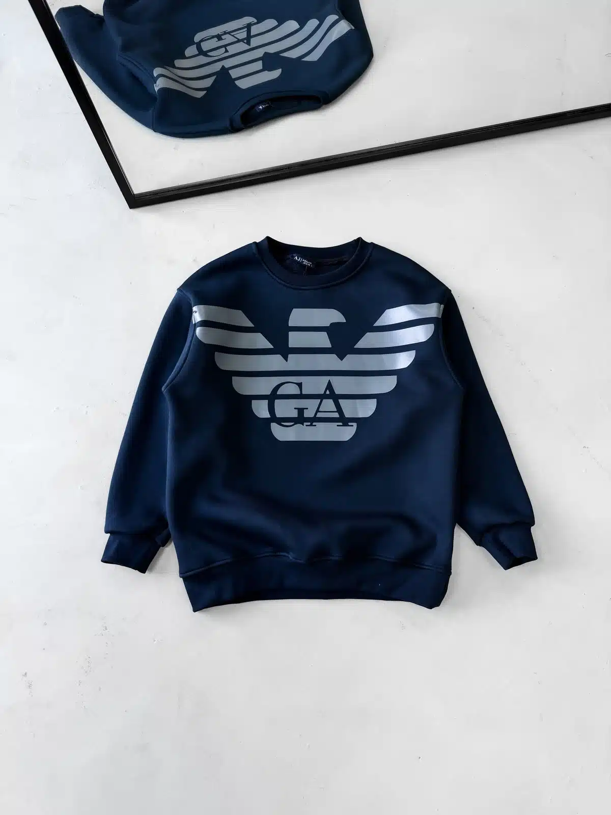 WhatsApp Image 2026-08-24 at 14.47.18 (1) EA7 Göğüs Baskılı Reflektörlü Sweatshirt – LACİVERT - Görsel 1