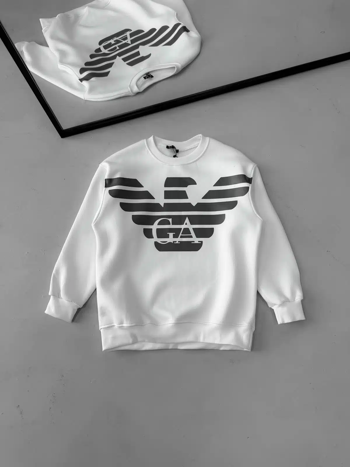 WhatsApp Image 2026-08-24 at 14.47.18 (4) EA7 Göğüs Baskılı Reflektörlü Sweatshirt – BEYAZ - Görsel 1