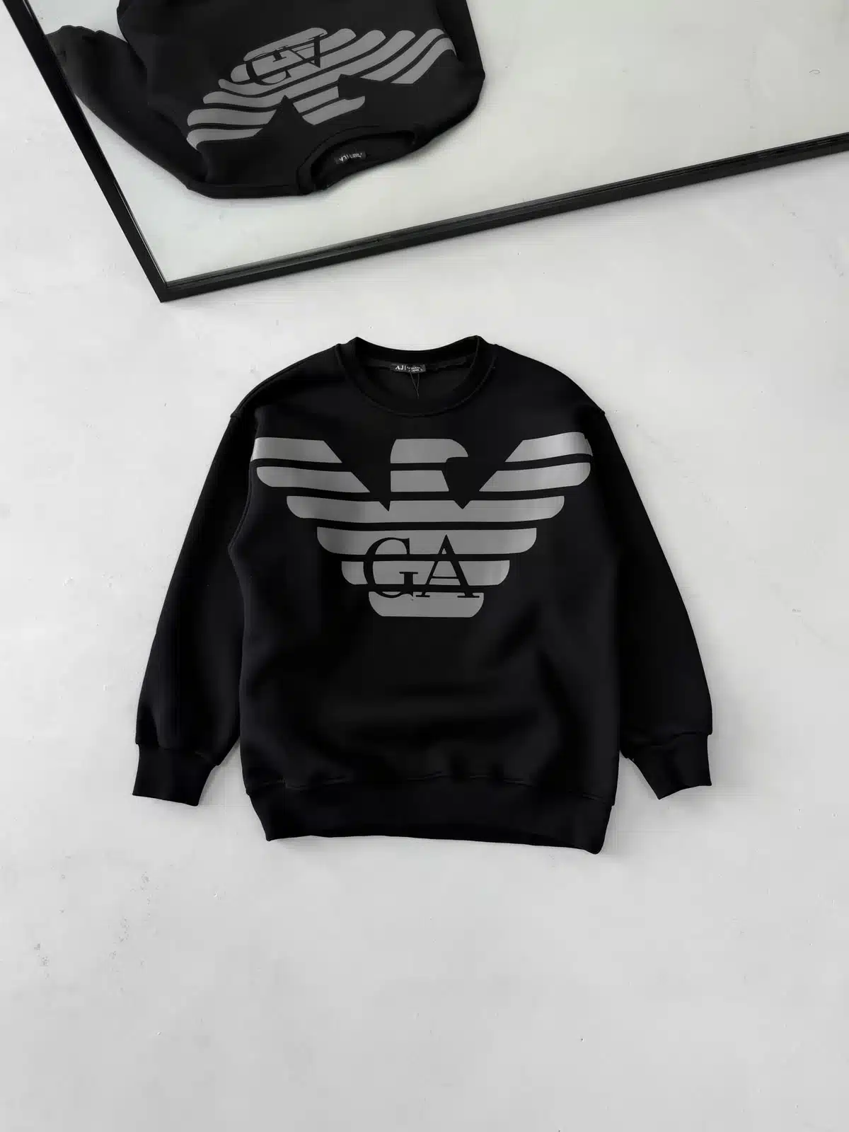 WhatsApp Image 2026-08-24 at 14.47.19 (1) EA7 Göğüs Baskılı Reflektörlü Sweatshirt – SİYAH - Görsel 1