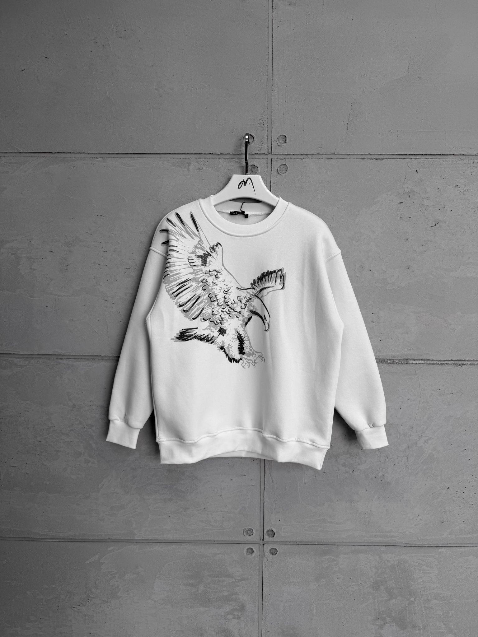 WhatsApp Image 2026-08-28 at 09.37.50 Black Eagle Baskı Detaylı 3 İplik Oversize Sweatshirt – Beyaz - Görsel 1