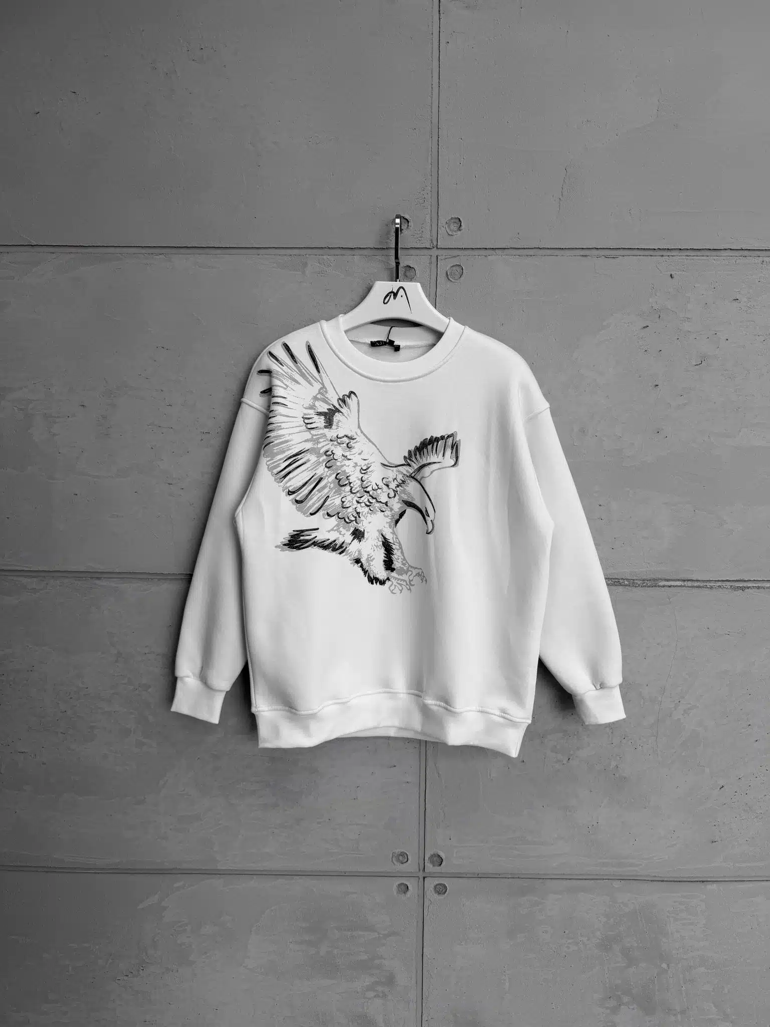 WhatsApp Image 2026-08-28 at 09.37.50 Black Eagle Baskı Detaylı 3 İplik Oversize Sweatshirt – Beyaz - Görsel 1