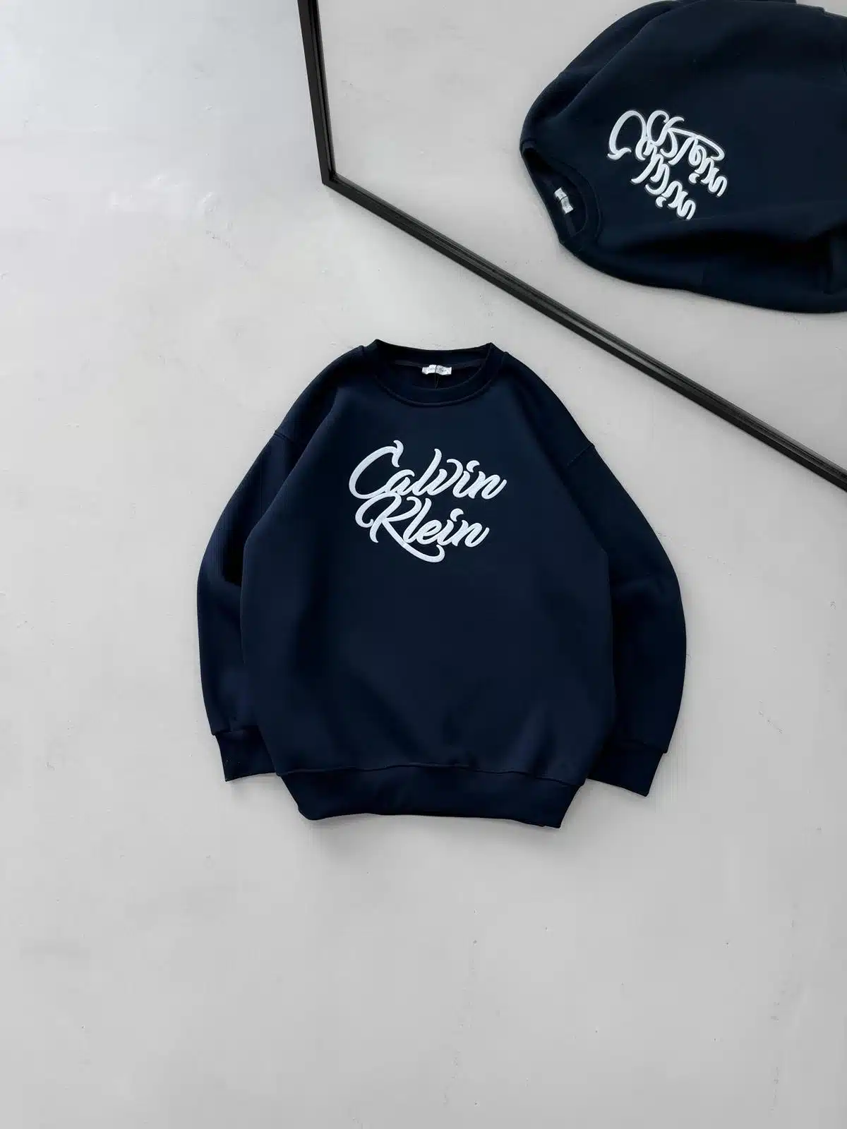 WhatsApp Image 2026-08-31 at 22.40.02 CK Göğüs Baskılı 3 İplik Oversize Sweatshirt – Lacivert - Görsel 1