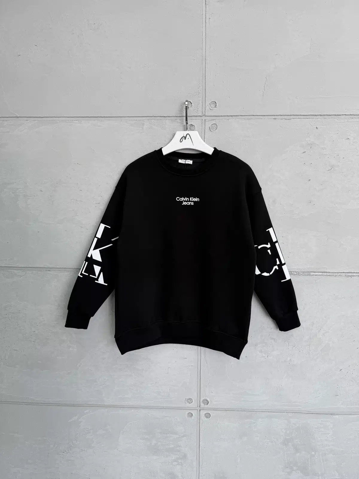 WhatsApp Image 2026-09-02 at 16.04.31 (1) CK Göğüs & Kol Baskılı 3 İplik Oversize Sweatshirt – Siyah - Görsel 1