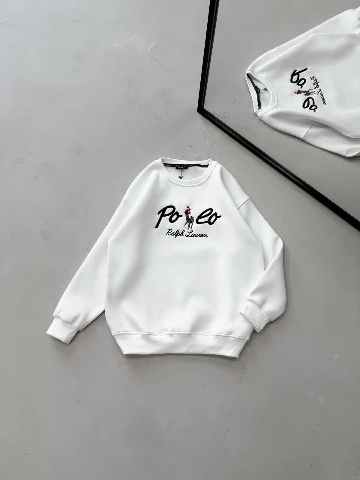 WhatsApp Image 2026-09-04 at 22.25.37 (4) P Göğüs Nakış Detaylı 3 İplik Oversize Sweatshirt – Beyaz - Görsel 1