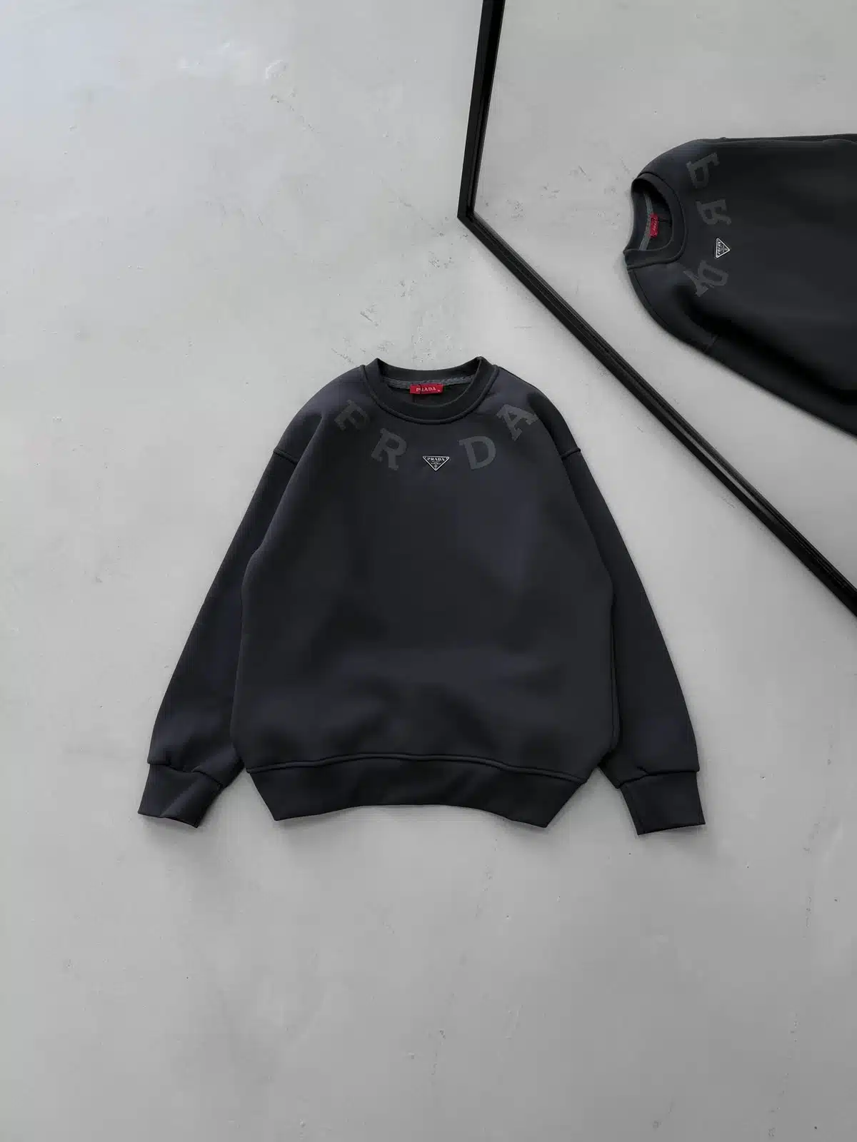 WhatsApp Image 2026-09-05 at 22.37.35 PRD Göğüs Baskı&Arma Detaylı 3 İplik Oversize Sweatshirt – Antrasit - Görsel 1