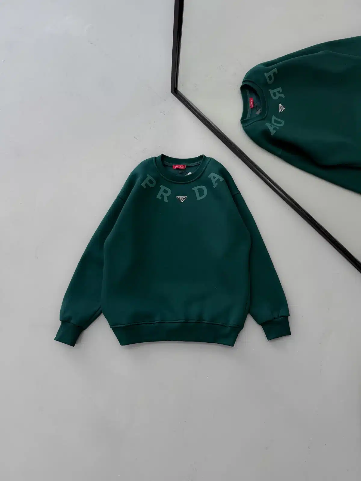 WhatsApp Image 2026-09-05 at 22.37.36 PRD Göğüs Baskı&Arma Detaylı 3 İplik Oversize Sweatshirt – Yeşil - Görsel 1