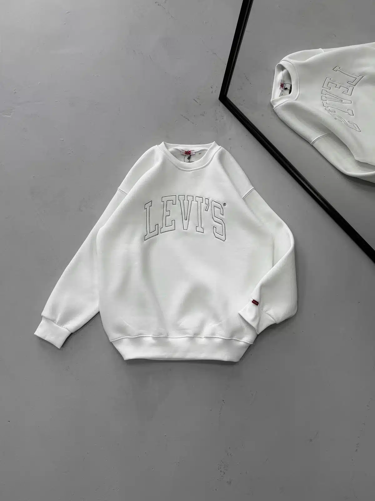 WhatsApp Image 2026-09-08 at 19.32.30 LVS Göğüs Nakış Detaylı 3 İplik Oversize Sweatshirt – Beyaz - Görsel 1