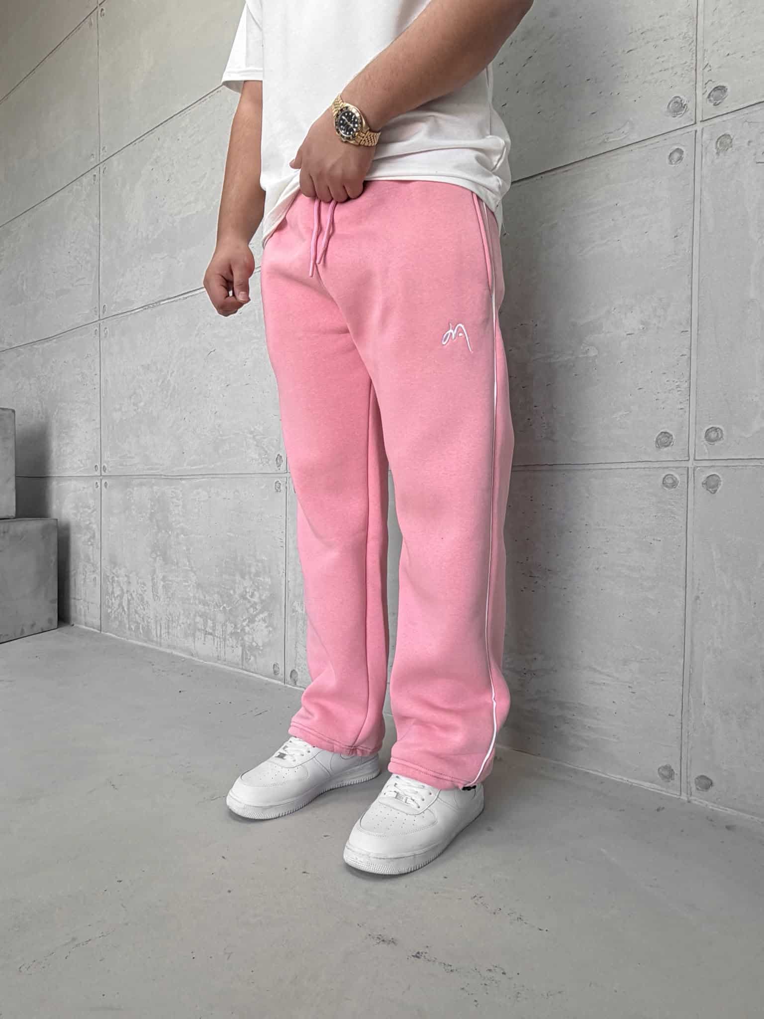 WhatsApp Image 2026-09-11 at 18.29.45 Premium İmzalı Seri Arabiyeli Lastikli Stoper Paça Baggy 3 İplik Eşofman - Pembe - Görsel 1