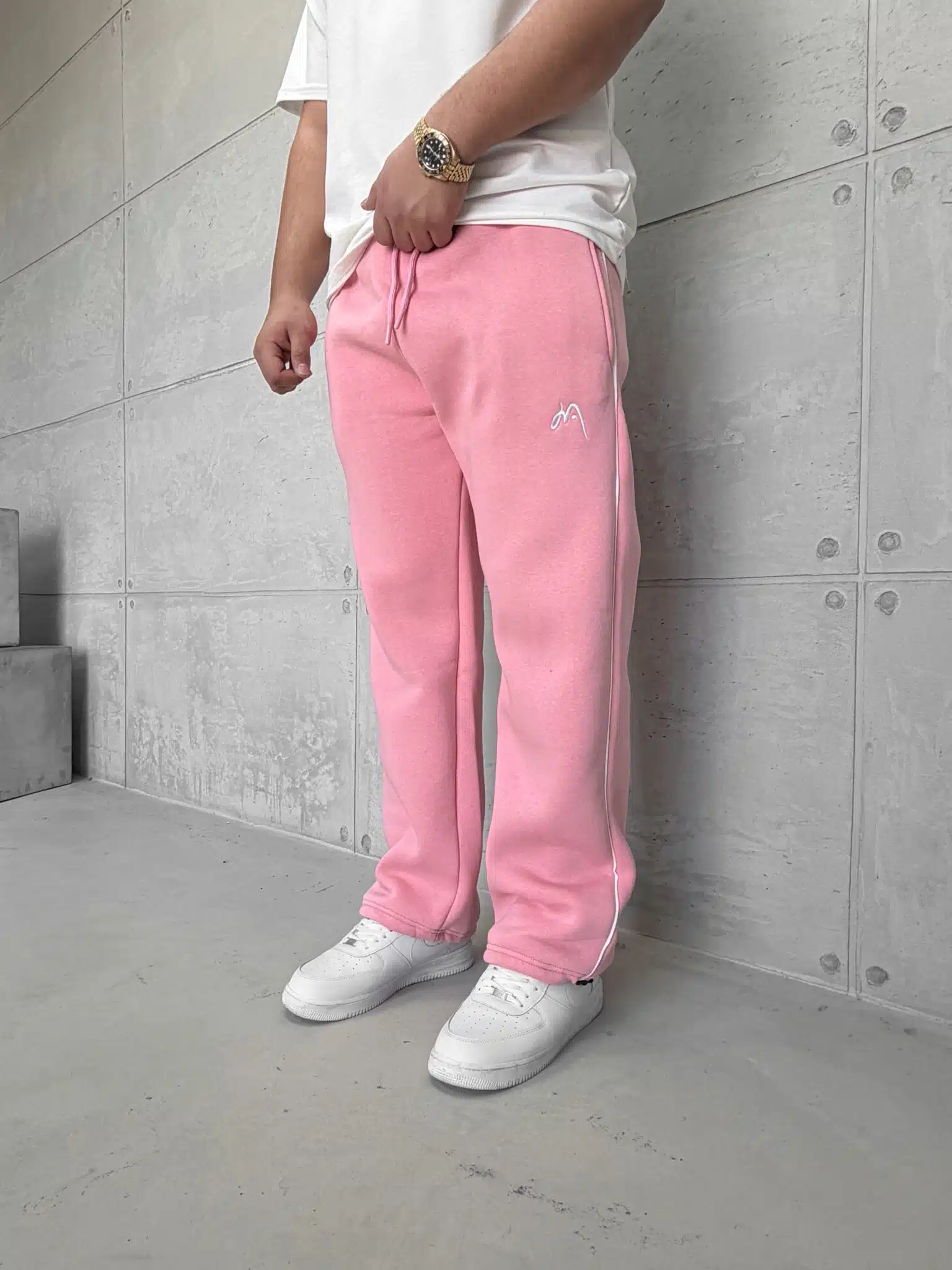 WhatsApp Image 2026-09-11 at 18.29.45 Premium İmzalı Seri Arabiyeli Lastikli Stoper Paça Baggy 3 İplik Eşofman - Pembe - Görsel 1