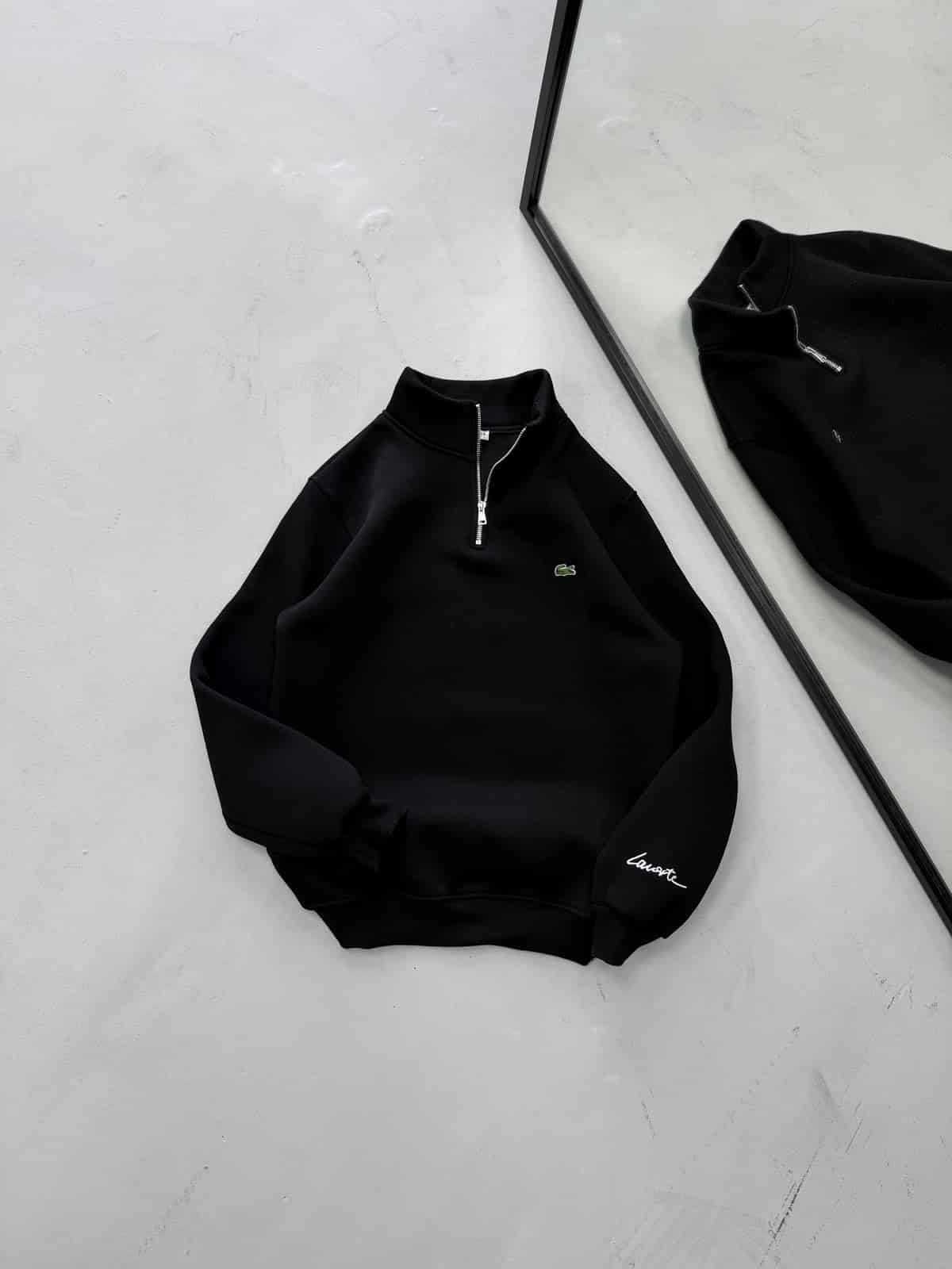 WhatsApp Image 2026-09-11 at 18.30.57 (4) BYN Yarım Fermuarlı Göğüs Baskılı Sweatshirt – Siyah - Görsel 1