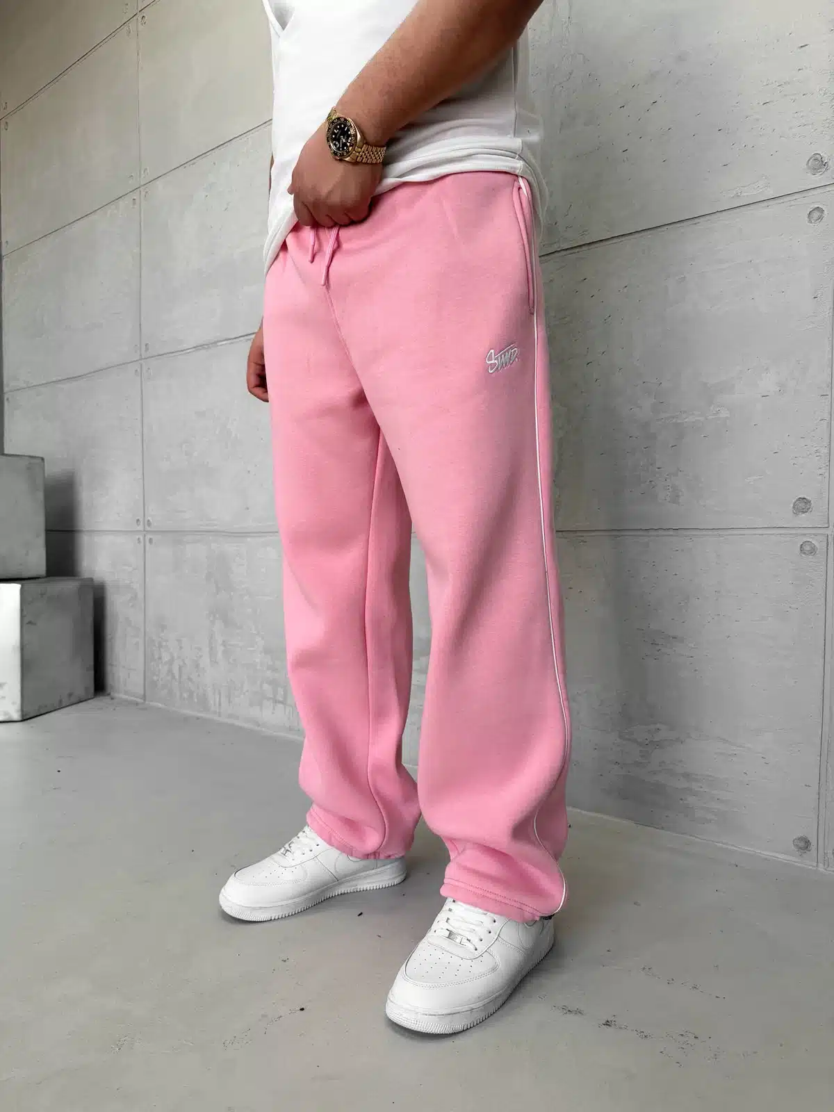 WhatsApp Image 2026-09-11 at 18.51.22 ST Nakış Detaylı Arabiyeli Lastikli Stoper Paça Baggy 3 İplik Eşofman - Pembe - Görsel 1