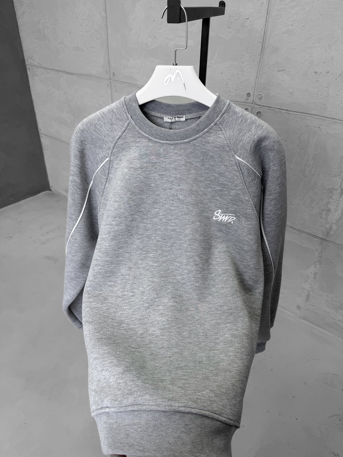 WhatsApp Image 2026-09-20 at 12.08.15 (3) ST Nakış Detaylı Arabiyeli 3 İplik Sweatshirt – Gri - Görsel 1