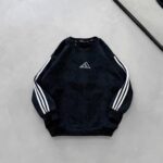 AD Gögüs Baskılı Şerit Detaylı Arabiyeli Yıkamalı 3 İplik Sweatshirt –  Siyah