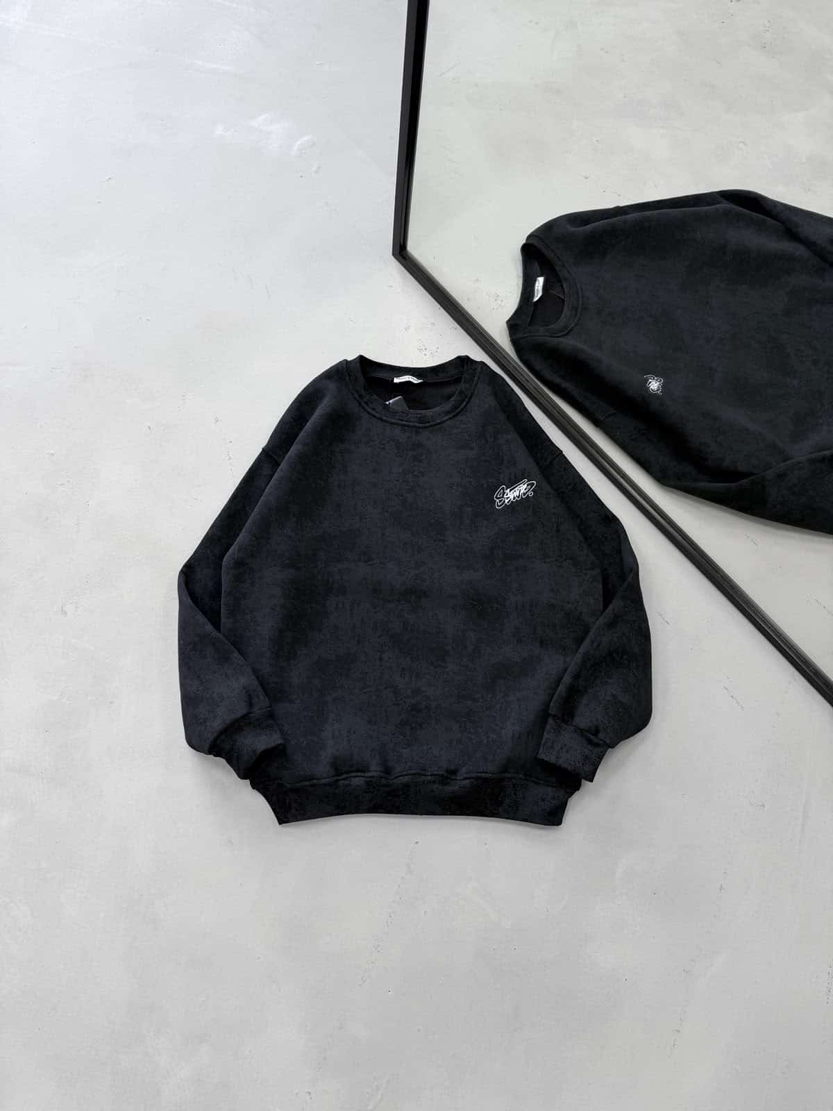 WhatsApp Image 2026-10-10 at 12.21.53 (2) ST Gögüs Nakış Detaylı Arabiyeli Yıkamalı 3 İplik Sweatshirt – Siyah - Görsel 1