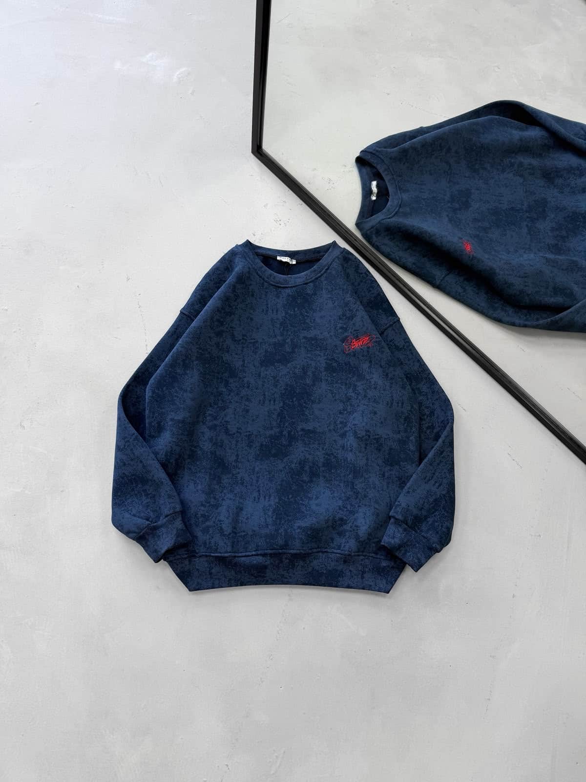 WhatsApp Image 2026-10-10 at 12.21.56 ST Gögüs Nakış Detaylı Arabiyeli Yıkamalı 3 İplik Sweatshirt – Lacivert - Görsel 1