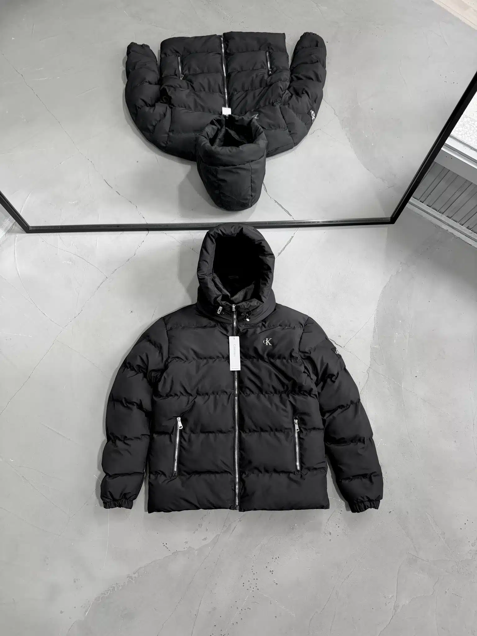 d59a9292-ca0e-4de6-be01-88b14316b051 CK Kapşonlu Şişme Mont – Siyah - Görsel 1