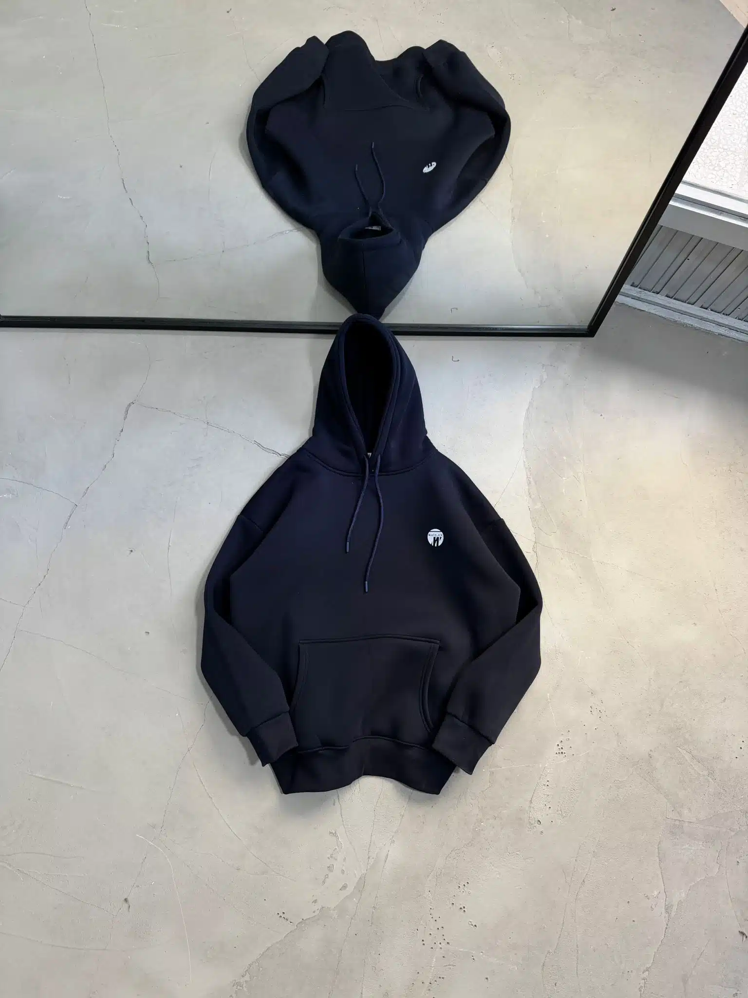 sw (18) M Küçük Enjeksiyon Baskılı Üç İplik Kapşonlu Sweatshirt – Lacivert - Görsel 1