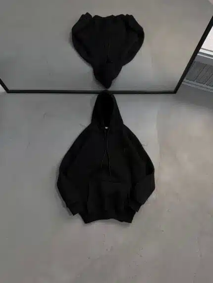 M Küçük Enjeksiyon Baskılı Üç İplik Kapşonlu  Sweatshirt – Siyah