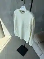 LV İşlemeli Premium Örgü Triko Kazak – Beyaz