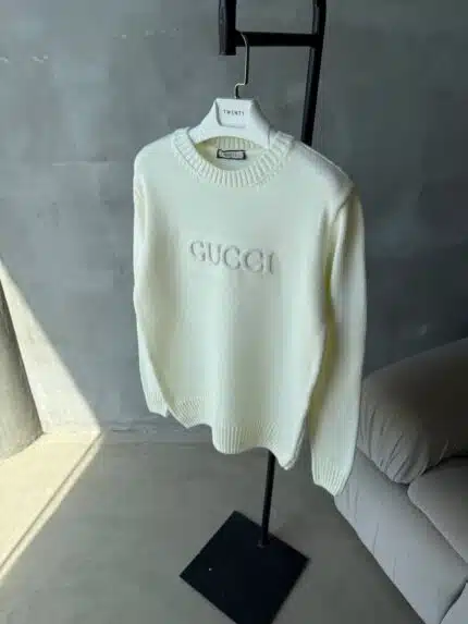 GC İşlemeli Premium Örgü Triko Kazak – Beyaz